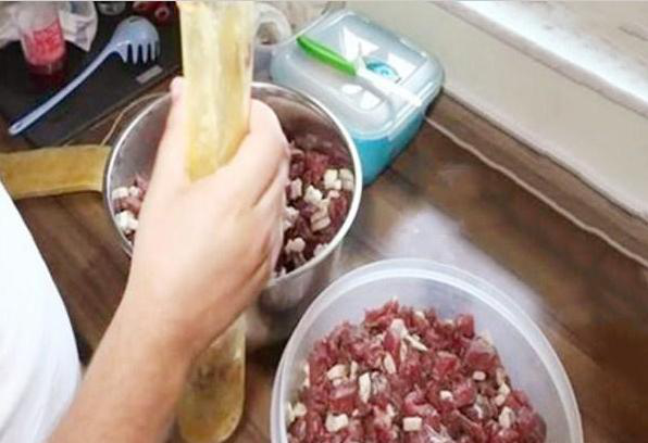 怎样装香肠快 9b8b53a31d074788acb11b27f9532388.png