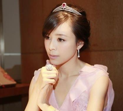 好多美女的胸猜成语是什么_看图猜成语