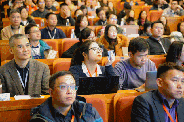 认真听讲中的与会人员茶歇中仍在交流~座无虚席的会场论坛第一天的上