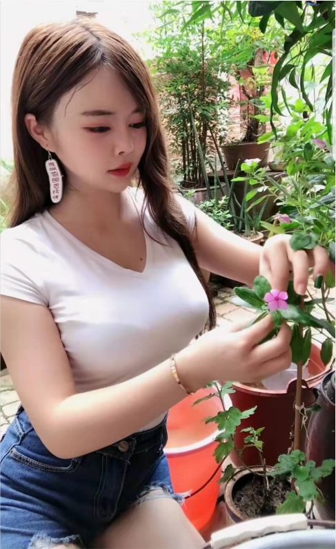 成熟的女人很漂亮,能吃苦的个性很迷人,努力的你标新立异