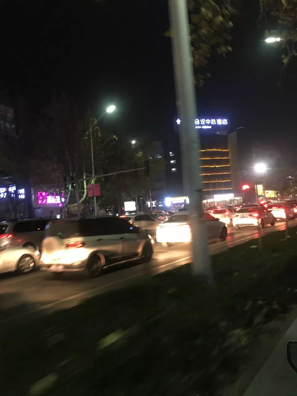 昨夜濮阳这个路口发生车祸整条街排起长龙