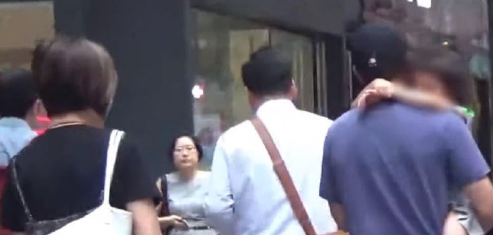 刘恺威抱着女儿,5岁的小糯米像个小考拉一样挂在爸爸身上,画面十分