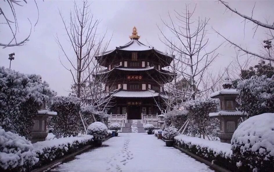 寒山寺似乎更耀眼斑斓在雪的衬托下沿岸的小桥流水漫步于山塘河畔七里