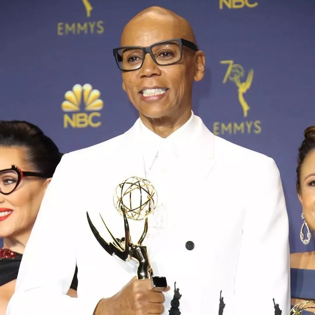 这样立场鲜明举起政治旗帜的节目特点，离不开节目的灵魂人物：鲁保罗。