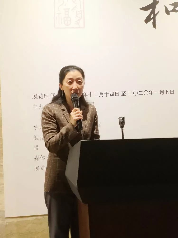 展览由青岛城市艺术馆馆长 邵文辉女士  主持