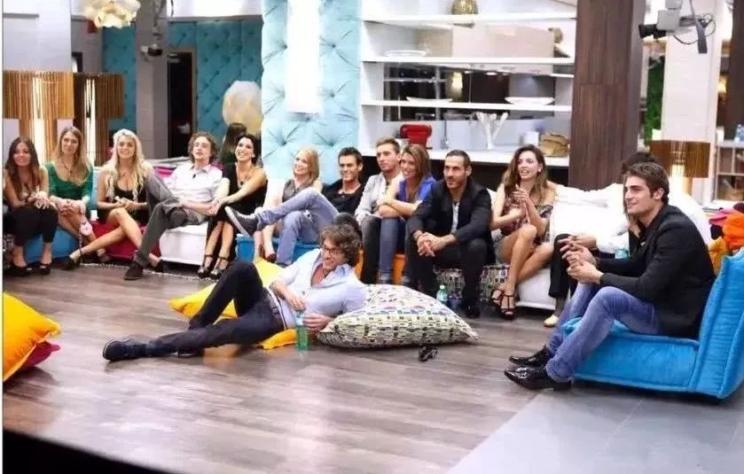 她在节目里被性侵,被迫观看性侵视频:娱乐至死