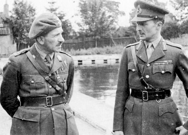 索萨包夫斯基(左)与他的上司,英国将军布朗宁,后者是阿纳姆战役中的