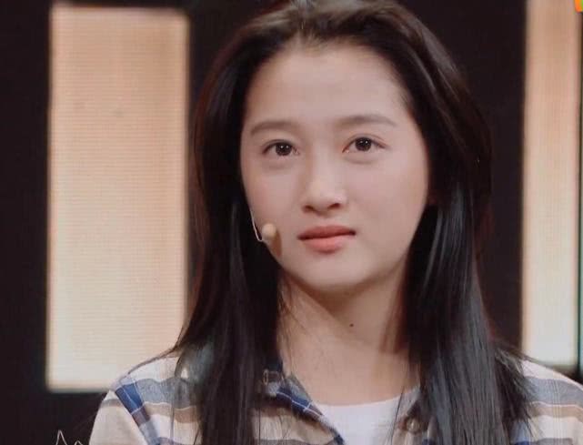 关晓彤眼睛哭肿被问感情秒变娇羞小女孩暗戳戳夸鹿晗好