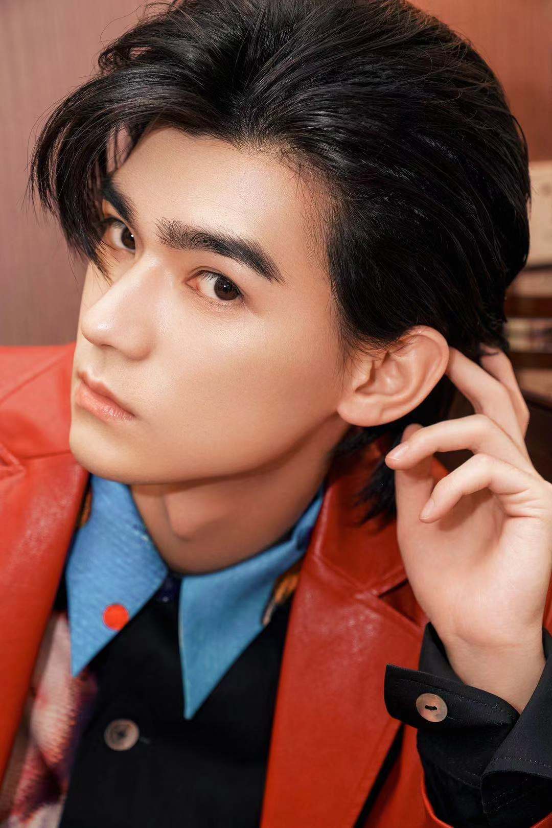 《演员请就位》终极盛典 张家硕骑士look华丽复古