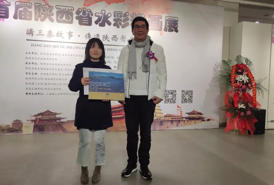 西安市美术家协会主席杨霜林为荣获一等奖作者高雯颁发证书奖品史涛