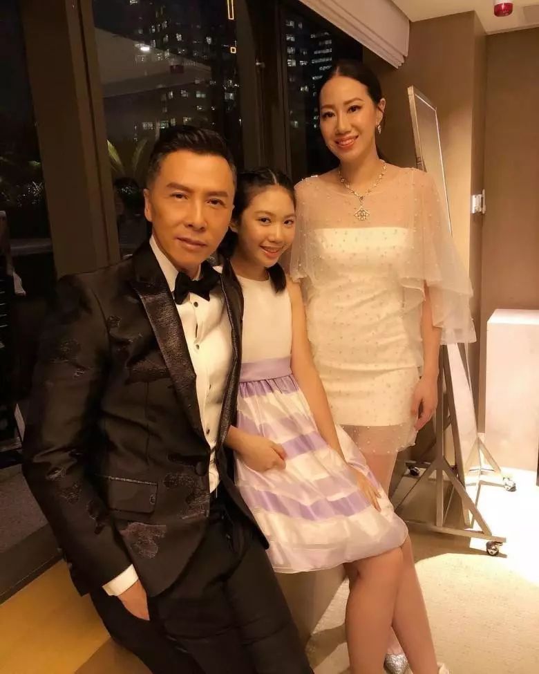 67甄子丹一家四口亮相儿子像爸爸小眼睛女儿像妈妈好身材