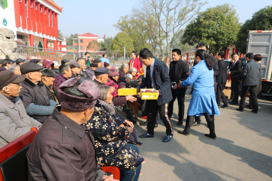 石门民营企业家丁寿从给敬老院学校捐赠15万元的过冬物资