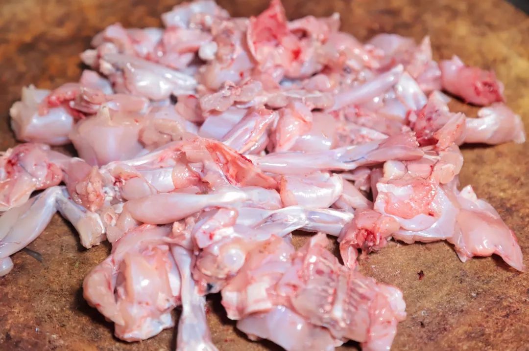 牛蛙|满屏都是腿！腿！腿！人均15+！这家15年的正宗四川干锅牛蛙吃到撑！蛙肉Q嫩弹牙