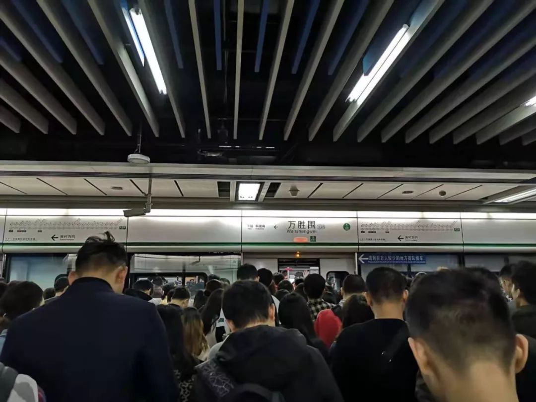 根据线网客流增长情况,自12月18日起,广州地铁将新增文冲站,大沙东站