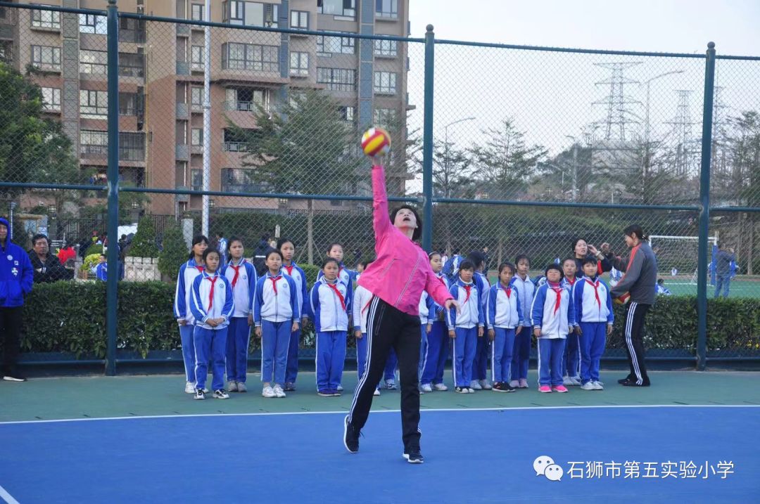 石狮市第五实验小学j嘉优女排队成立冠名仪式