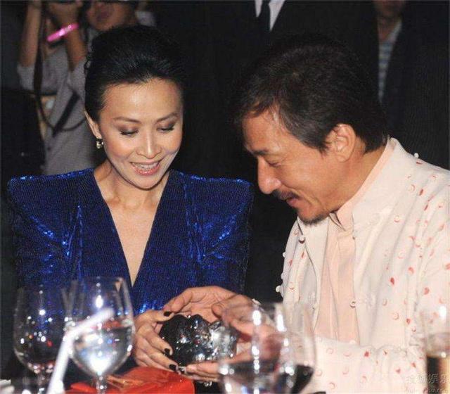 成龙还与刘嘉玲传过绯闻,只是后来刘嘉玲和梁朝伟拍拖之后才平息下来
