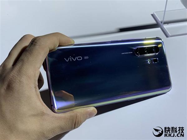 vivo x30 5g手机现场体验:超小孔极点屏 全焦段四摄惊艳