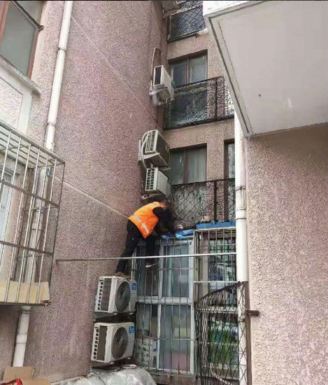 北京一97岁老人从五楼掉到一楼急救人员迅速救治