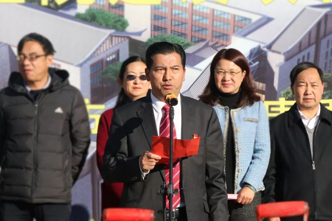 金振辉代表市委,市政府对丽江市中医医院建设项目开工表示祝贺,她指出