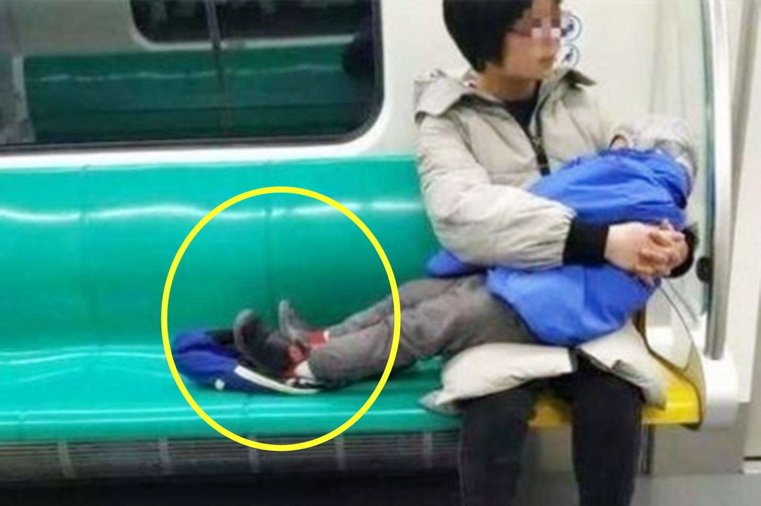 到最后几站乘客基本都下车之后,才换姿势抱孩子,腿应该已经很酸了.