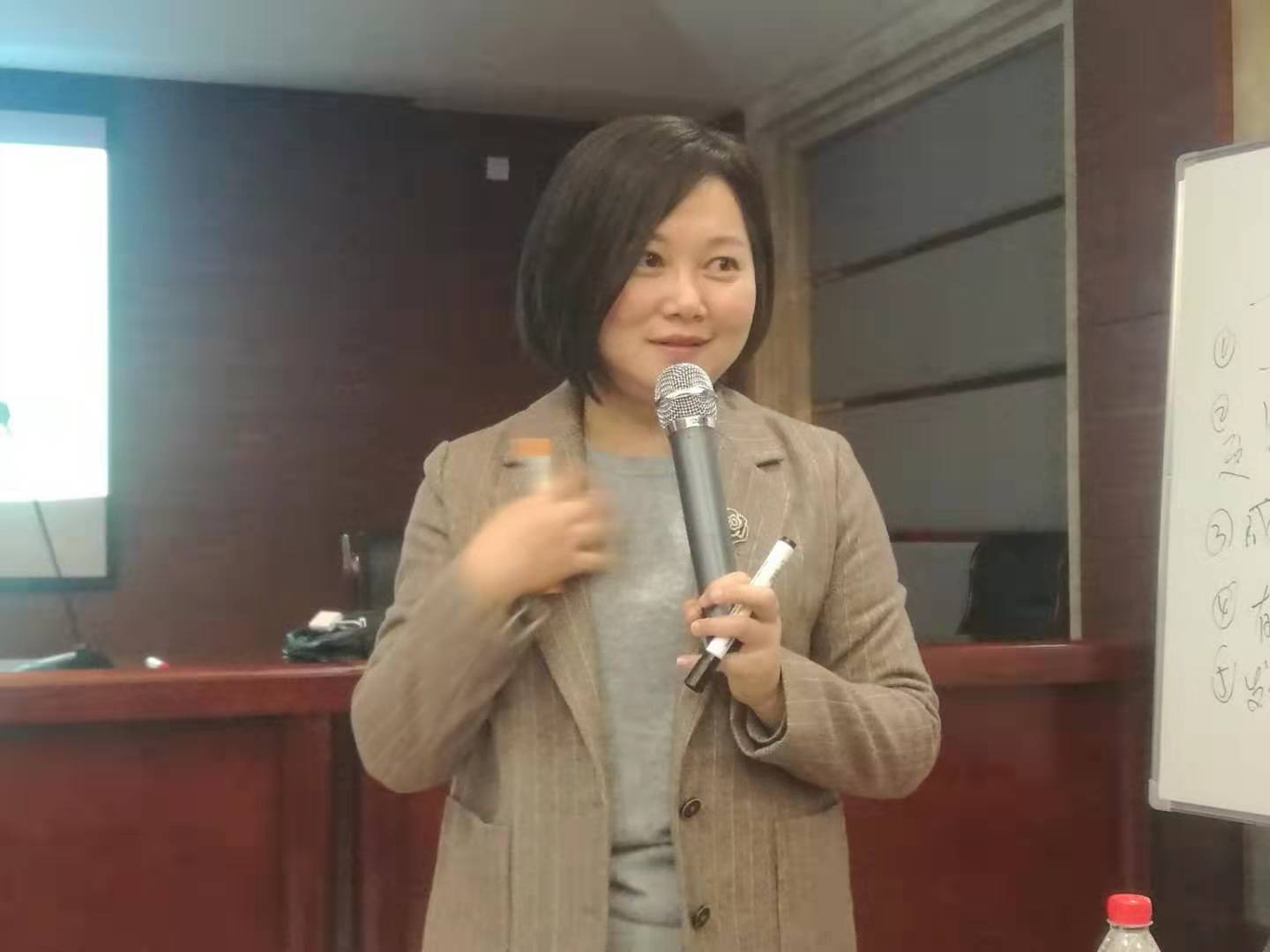 万彦君老师在公益公开课上与家长零距离交流