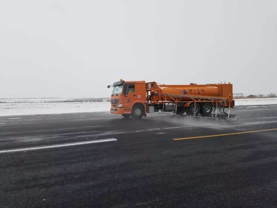 奋战30小时鄂尔多斯机场这样除冰雪