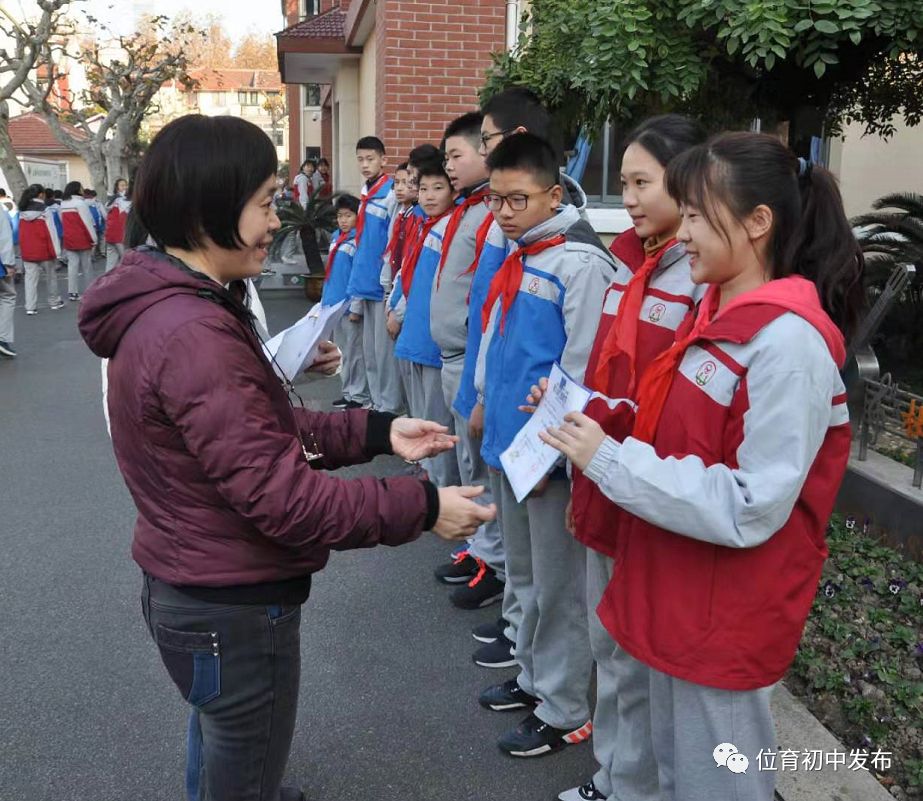 俞霁寒杨馥彧丁易菲杨雨婷陈蕊位育初级中学科技团队教师在校领导的