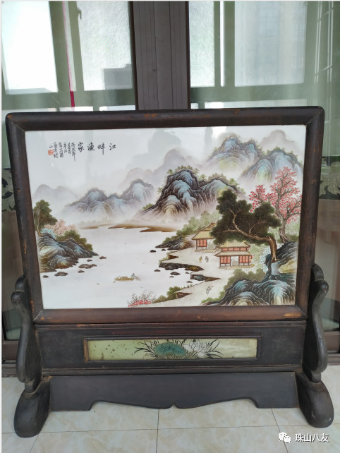 精品赏析张志汤款江畔渔家山水插屏瓷板画