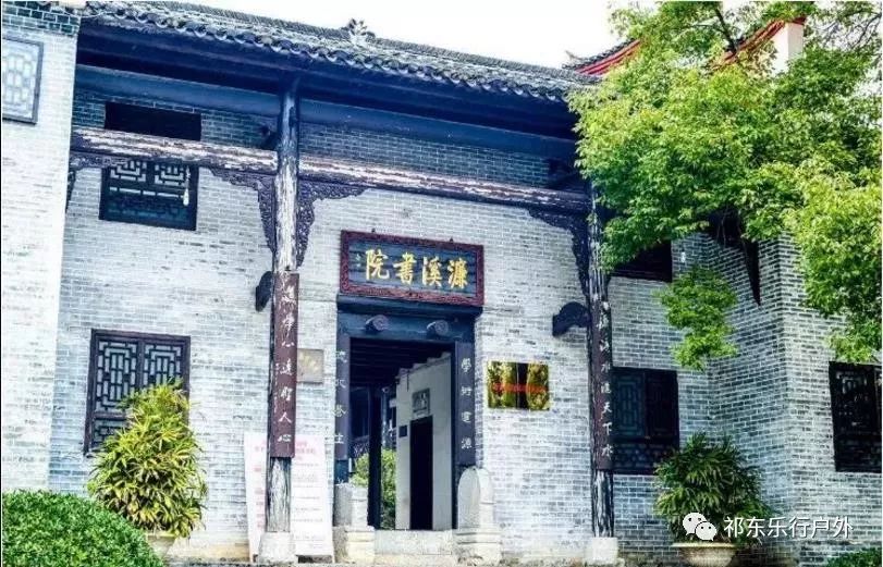 早上指定时间地点出发,抵达汝城沙洲村后参观【半床被子旧址】沙洲村