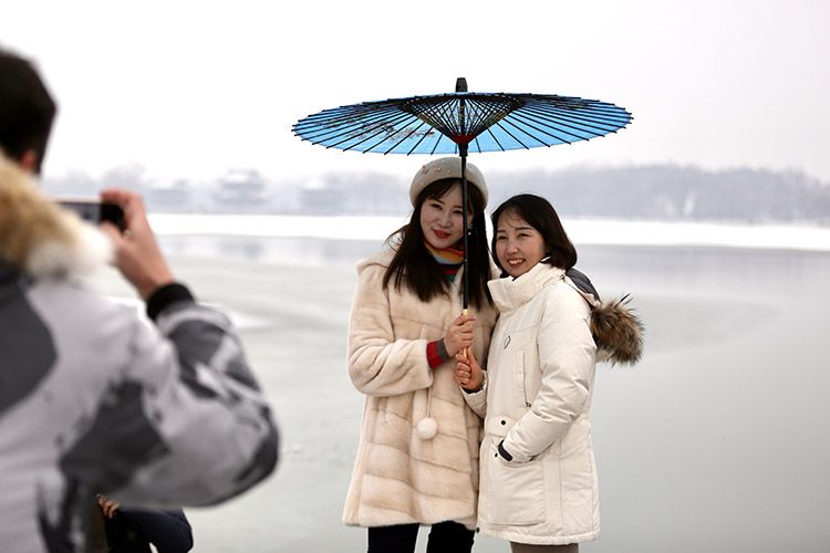 第二场雪 镜头(八)颐和园赏雪 游人如织