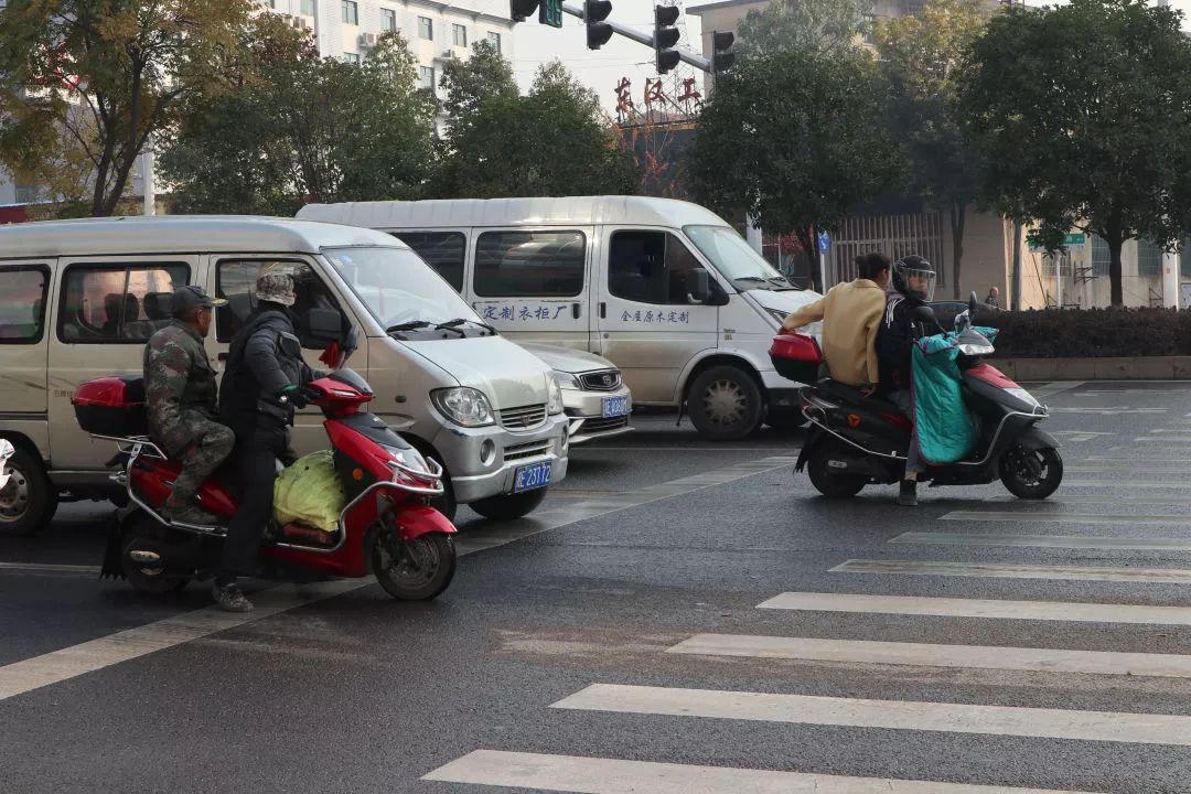 电动车违法载人的危害性你知道多少丨整治顽瘴痼疾