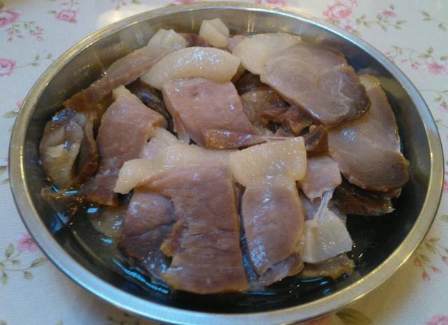 腌腊肉,只会抹盐可不行,记住一个小技巧,腊肉更香,更易保存