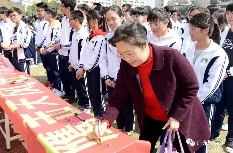 8,丰顺中学 丰顺中学的校服 既端正又不沉闷,活泼又不轻佻,简洁大方