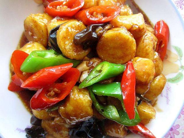 食材:日本豆腐3袋,香菇5-6朵,胡萝卜小半根,鲜虾6只,蟹棒3-4个,冷冻
