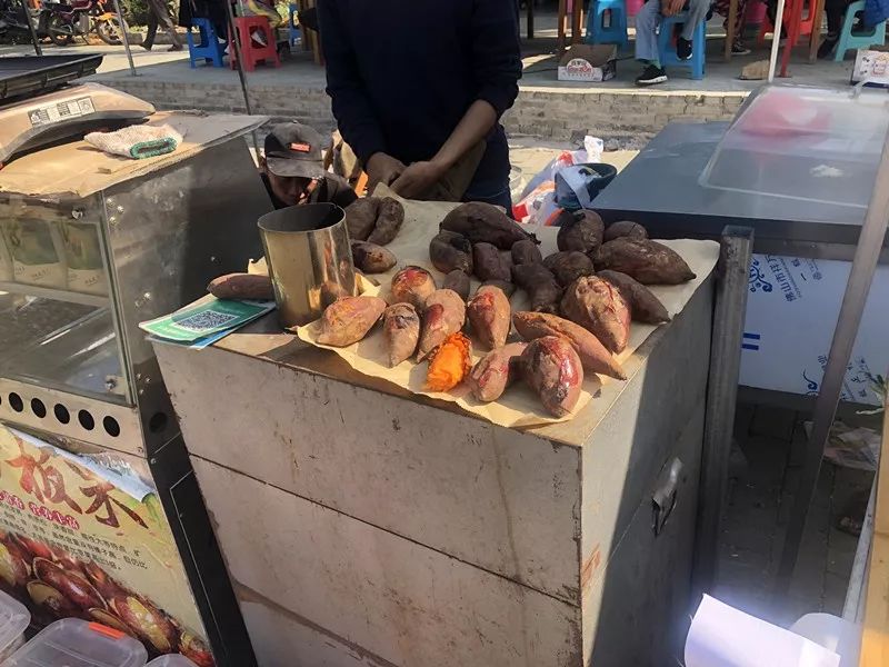 在街边买烤红薯,大多数人都是边走边吃.