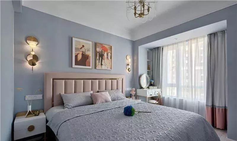 主卧选择了灰蓝色为主色调,静谧优雅搭配粉色的床,橙色装饰画,浓淡