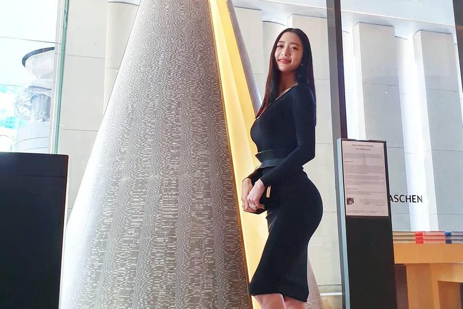 娇美人妻clara晒奢华酒店落地窗 前凸后翘摆造型