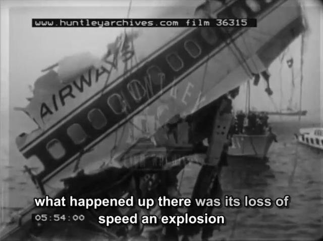 纪录片截图,被打捞起来的带有全日空英文标识的机身外壳残骸纪录片