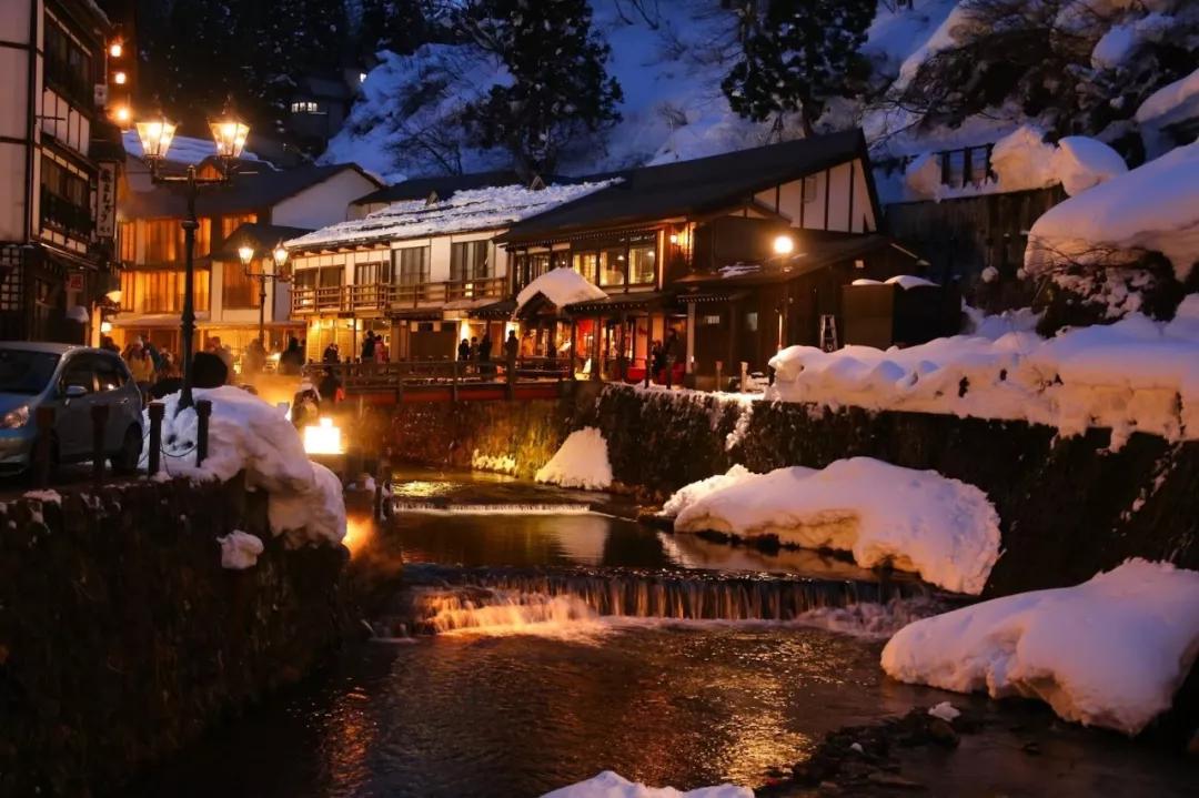 银山温泉 山形县 紧临银山温泉的建筑物皆为日本大正末期到昭和初期