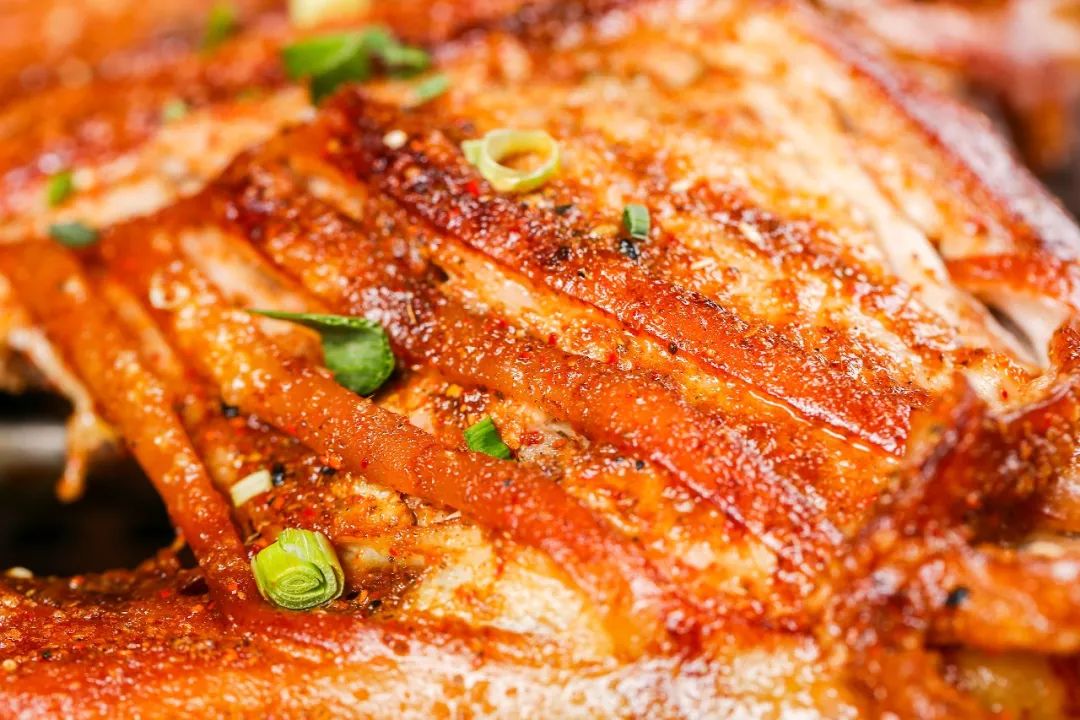 店里的羊肉,选用6月小羔羊,从养殖牧场直送,每天现宰现烤,鲜!香!脆!