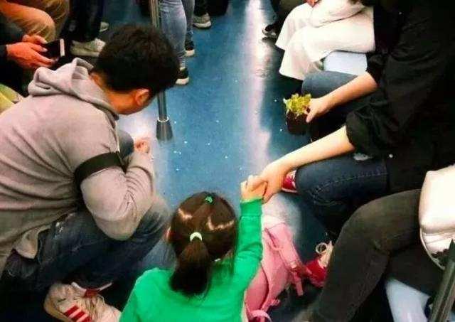 孩子不慎踩到乘客的脚，对方刚要开口，妈妈的做法让其无话可说