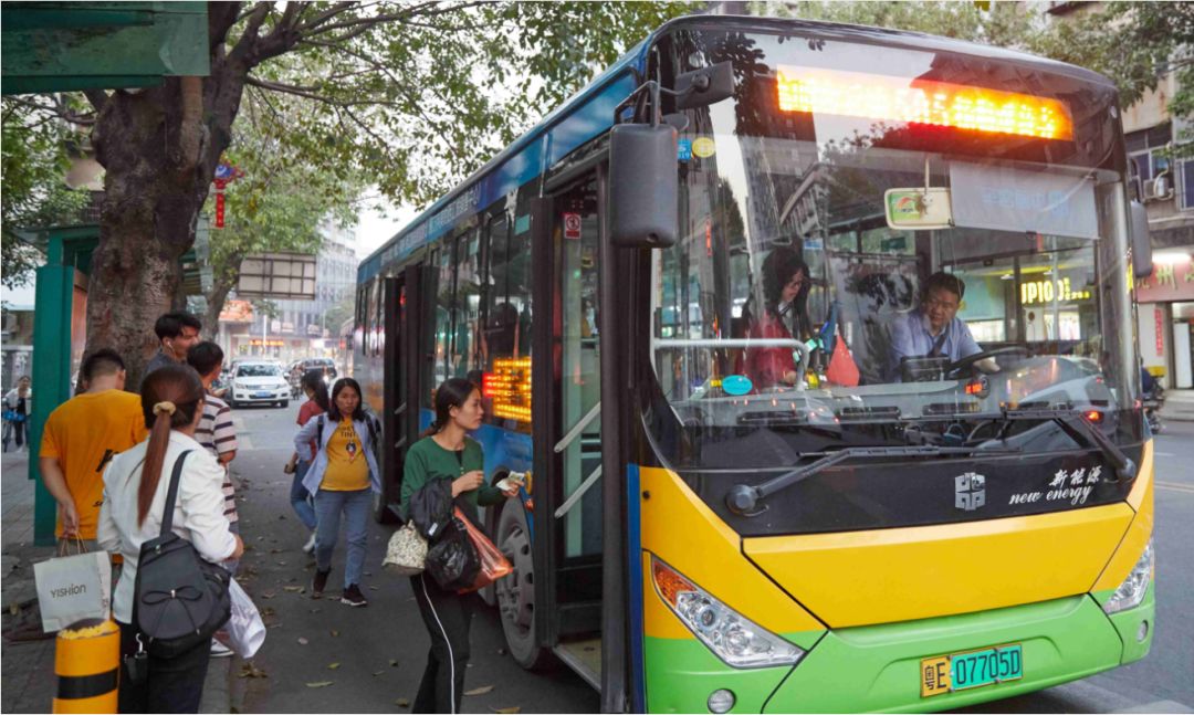 的问题(中港城门前整齐地摆放着共享单车)成功打通了7条城市"断头路"