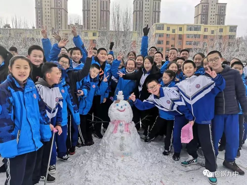 落雪成诗的故事等你发现包钢九中开展堆雪人比赛