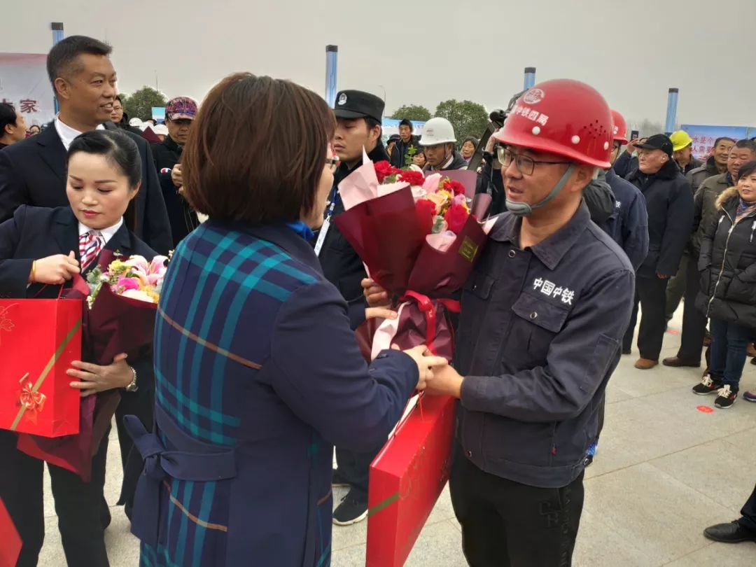 王向红慰问公司建设者成贵高铁宜宾至贵阳段成贵高铁起于四川省成都市