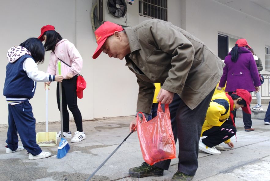 铁路小学学生在进行文明劝导.