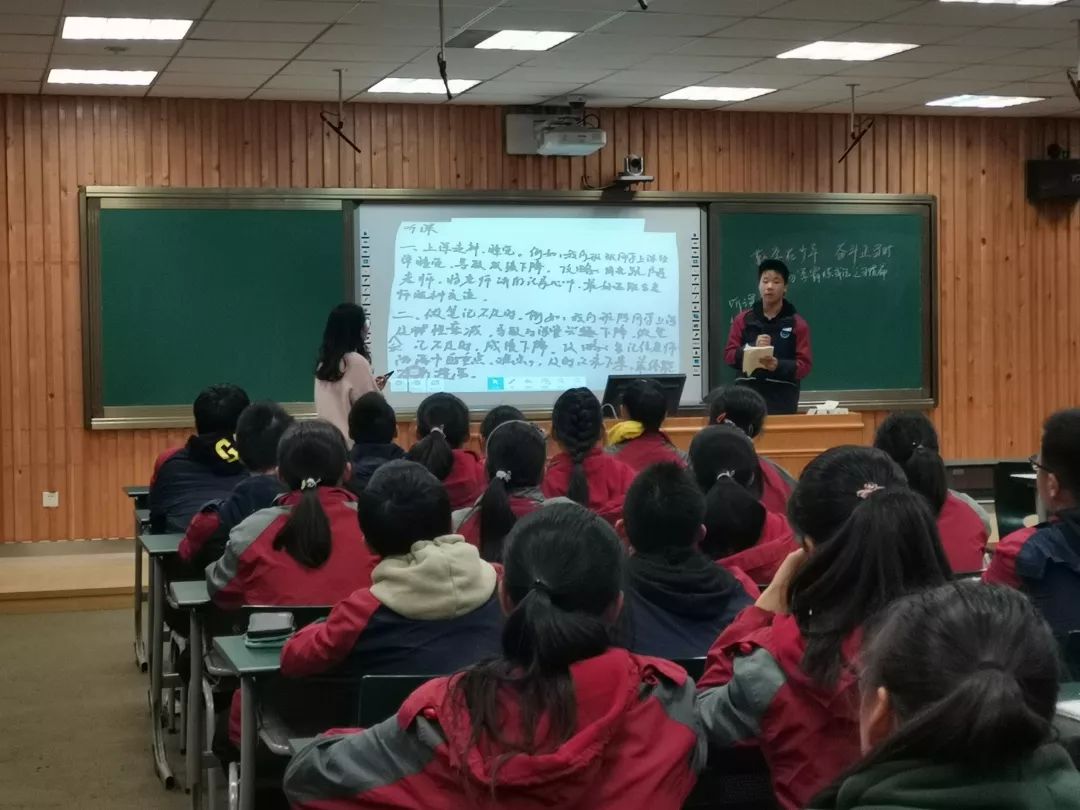 首先,大洋中学班主任一行听取了我校班主任沈甘露老师上的题为《南海