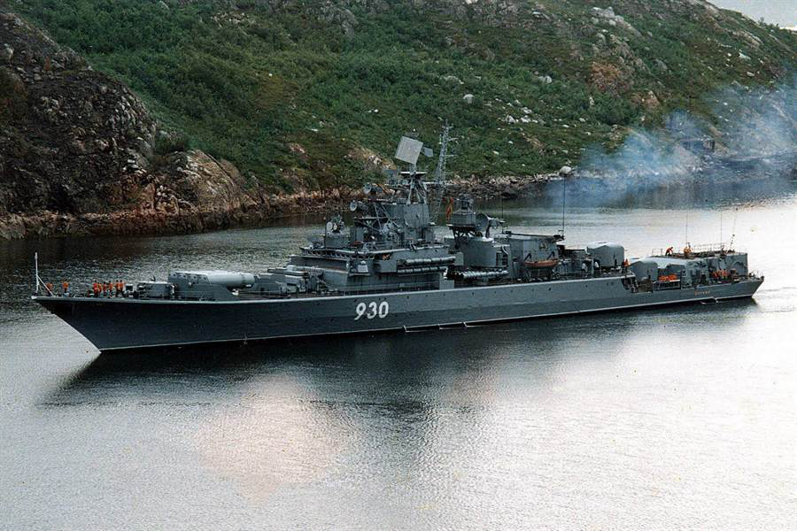 1975年11月8日晚间,苏联反潜大型反潜舰警戒号的