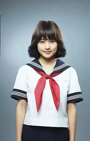 她是日本黑红偶像鼻祖,当时所有出道的女孩都