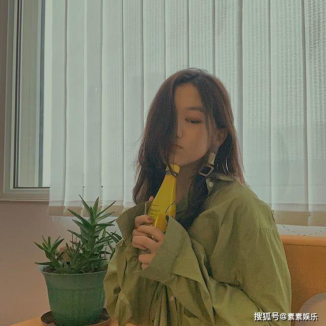 李嫣回国获豪车迎接，晒自拍照故意摆角度，隐藏了自己的缺点