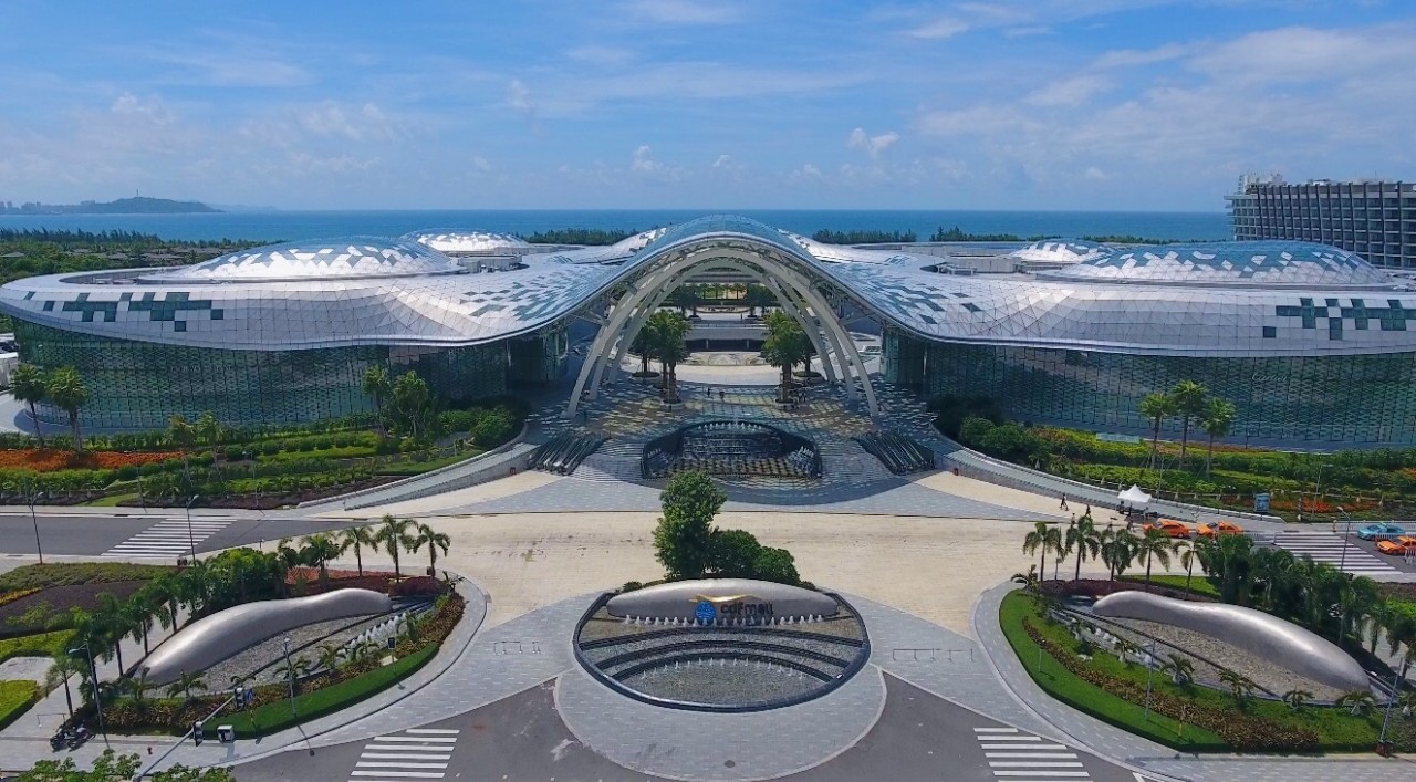 三亚国际免税城 国际免税城位于海棠湾 目前是全亚洲最大的单体免税店